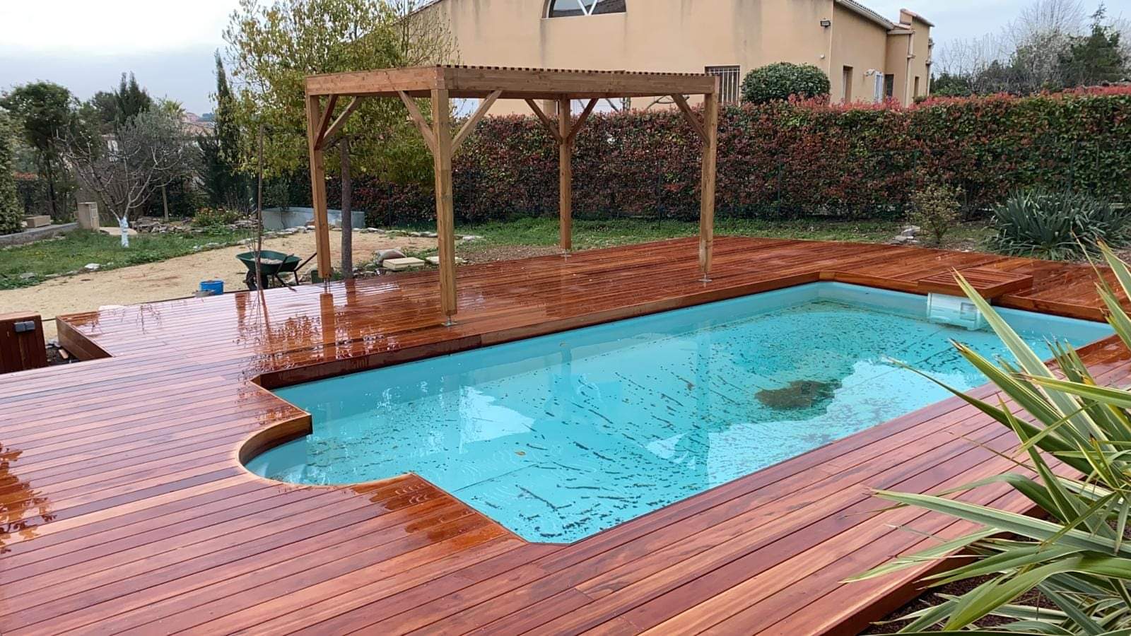 terrasse en bois exotique au tour d'une piscine